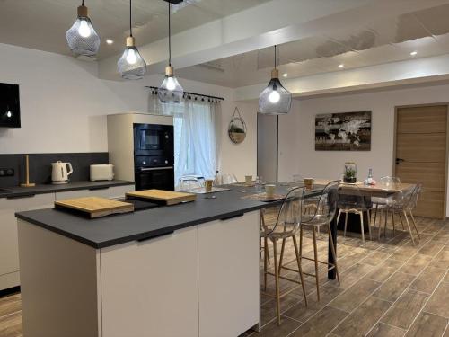 - une cuisine avec une grande île dotée d'une table et de chaises dans l'établissement Gîte paisible 6 pers proche Vichy et Clermont-Ferrand - FR-1-489-566, à Cognat-Lyonne