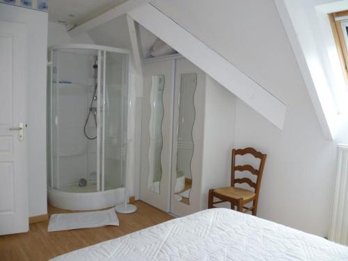 a bedroom with a shower and a bed and a chair at Maison charmante près des Châteaux de la Loire - Animaux admis - FR-1-491-407 in Cour-Cheverny