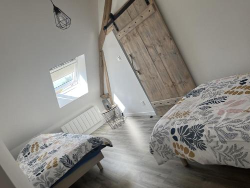 a bedroom with a bed and a wooden door at Gîte familial en Sologne avec grand jardin, jeux pour enfants et proche des châteaux et commerces. - FR-1-491-373 in Mur-de-Sologne