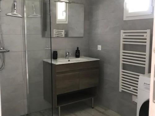 a bathroom with a sink and a shower at Gîte familial en Sologne avec grand jardin, jeux pour enfants et proche des châteaux et commerces. - FR-1-491-373 in Mur-de-Sologne