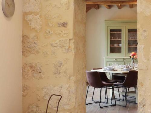 une salle à manger avec une table et des chaises dans l'établissement Maison de charme avec babyfoot et jardin au cœur du Perche - FR-1-497-243, à La Ménière