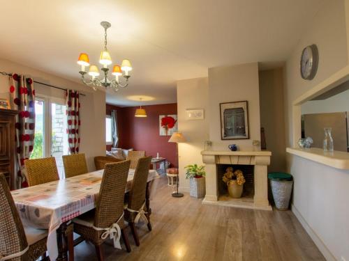 une salle à manger avec une table et une cheminée dans l'établissement Maison moderne à Trélissac, 2 chambres, jardin clos, Wi-Fi, à 5 km de Périgueux - FR-1-616-74, à Trélissac