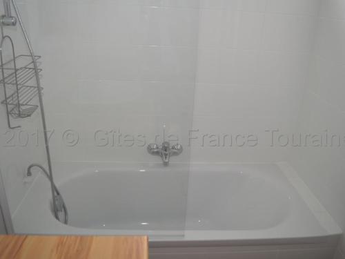 a white wall with a faucet on it at Maison de charme avec jardin clos près des vignobles - FR-1-381-262 in Parçay-sur-Vienne