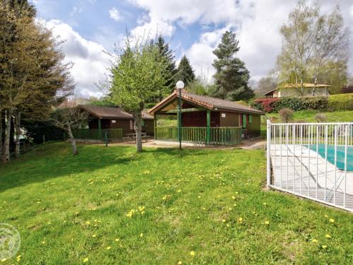 une maison avec une clôture et une piscine dans l'établissement Chalet 2 chambres avec accès PMR, terrasse privée, piscine, activités plein air. - FR-1-496-246, à Saint-Rirand