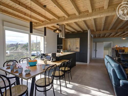 Η κουζίνα ή μικρή κουζίνα στο Gîte spacieux, 4 chambres, cheminée, jardin clos, proche Saint-Just-Saint-Rambert - FR-1-496-195