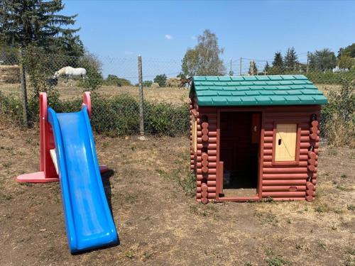 Ο χώρος παιχνιδιού για παιδιά στο Gîte spacieux, 4 chambres, cheminée, jardin clos, proche Saint-Just-Saint-Rambert - FR-1-496-195