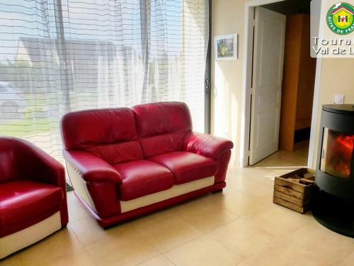 Zona de estar de Maison de vacances avec piscine chauffée, spa, aire de jeux et jardin privatif en Touraine - FR-1-381-286
