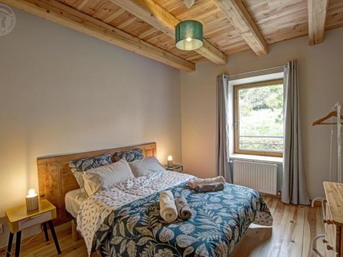 Un pat sau paturi într-o cameră la Maison de Campagne Confortable pour 10 Personnes avec Wifi - FR-1-496-347