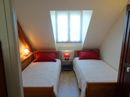 two beds in a small room with a window at Évasion à Luzillé : Havre de Paix avec Jardin Privatif, proche Chenonceau et Beauval - FR-1-381-303 in Luzillé