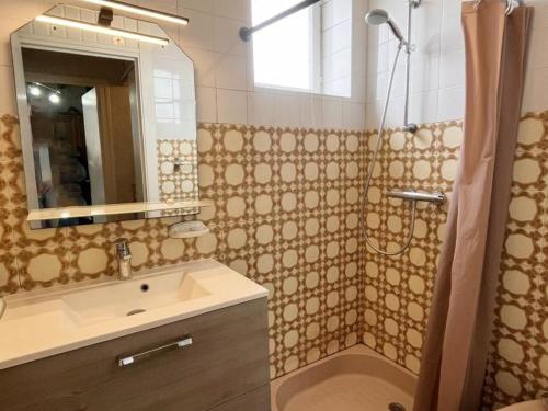 Koupelna v ubytování Charmant gîte à la ferme avec terrasse près de Saint-Étienne, 1 chambre, wifi, animaux acceptés - FR-1-496-144