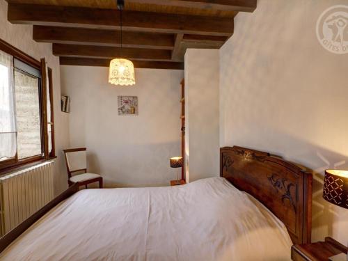 Katil atau katil-katil dalam bilik di Maison rénovée, 2 chambres, jardin, animaux acceptés, internet, barbecue - FR-1-496-161