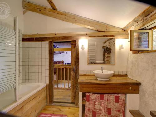 ein Badezimmer mit Badewanne und Waschbecken in der Unterkunft Charmant Gîte pour 4 avec Jardin, Animaux Bienvenus - FR-1-496-191 in Saint-Georges-Haute-Ville