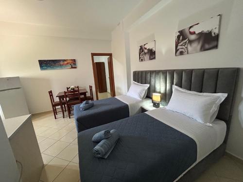 Postel nebo postele na pokoji v ubytování Ksamil Apartament Sela