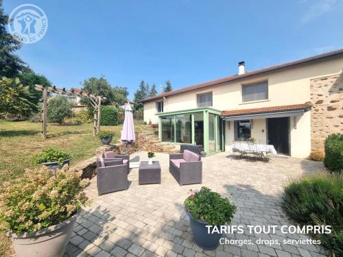 Gîte de charme avec terrasse, jardin et jeux - tout inclus, lits faits, linge fourni à Saint-Galmier - FR-1-496-300