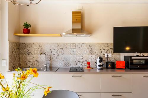 a kitchen with a sink and a microwave at Garden apartment, wifi and private parking in Porto SantʼElpidio