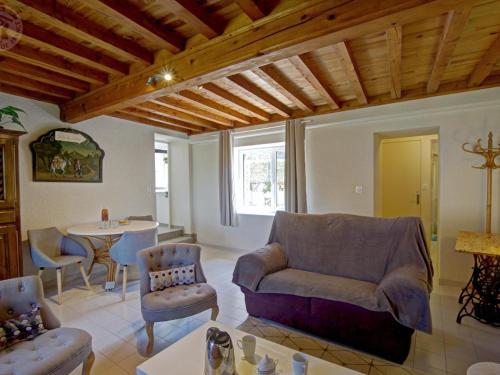 Χώρος καθιστικού στο Gîte Avec Piscine, Chevaux Acceptés, Confort Moderne - FR-1-496-126