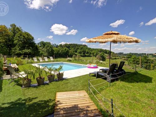 Πισίνα στο ή κοντά στο Gîte Avec Piscine, Chevaux Acceptés, Confort Moderne - FR-1-496-126