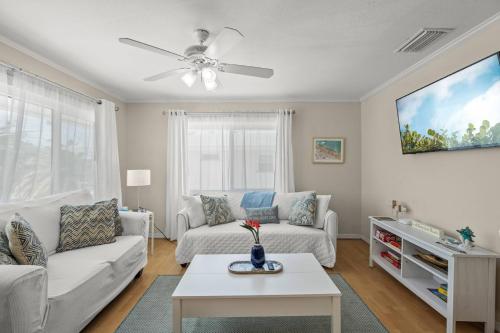 Coastal Breeze Siesta Turtle "B"にあるテレビまたはエンターテインメントセンター