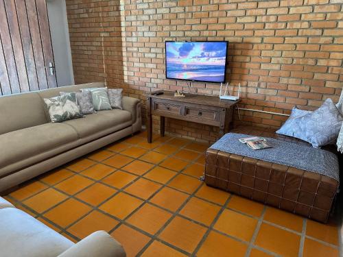 Χώρος καθιστικού στο Casa 1 Suíte+3 - 200m Praia e 700m Beto Carrero