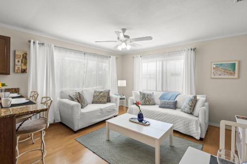 una sala de estar con un sofá y una mesa en Coastal Breeze Siesta Turtle "B", en Sarasota