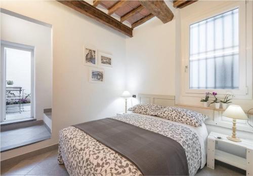 ein Schlafzimmer mit einem großen Bett und zwei Fenstern in der Unterkunft Interludio Fiorentino in Florenz