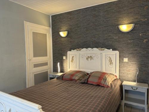 Photo de la galerie de l'établissement Charmant gîte près d'un château avec jardin, terrasse, parking et WiFi, à 14 km de Vichy - FR-1-489-1, à Billy