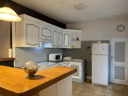 Photo de la galerie de l'établissement Charmant gîte près d'un château avec jardin, terrasse, parking et WiFi, à 14 km de Vichy - FR-1-489-1, à Billy