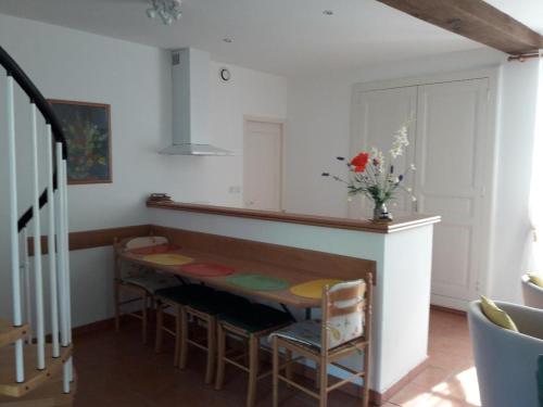 Fotografie z fotogalerie ubytování Maison indépendante avec terrasse, WIFI, jardin, proche château - FR-1-489-70 v destinaci Ébreuil