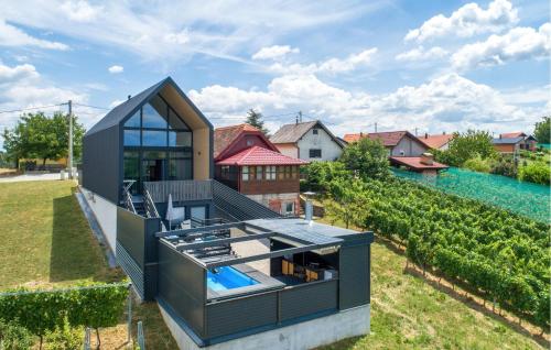 eine Luftaufnahme eines Hauses mit Swimmingpool in der Unterkunft Beautiful Home In Seketin With Sauna in Seketin