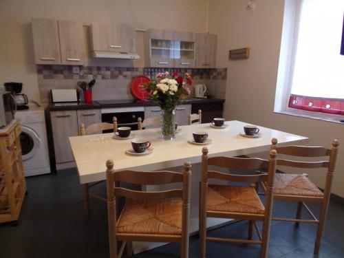 Maison moderne rénovée, 3 étages, climatisée, cour intérieure, proche parc d’attractions, tout confort - FR-1-489-160