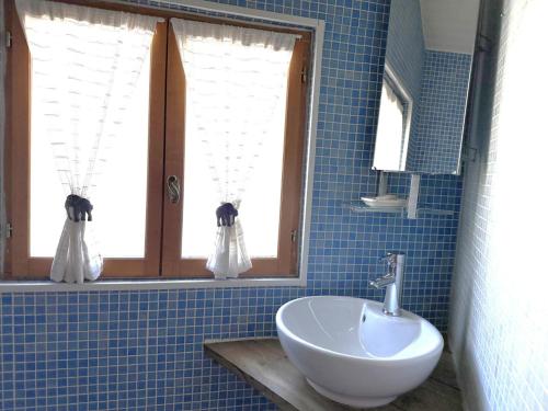 Ένα μπάνιο στο Gîte paisible avec vue sur montagnes bourbonnaises, animaux acceptés - FR-1-489-470