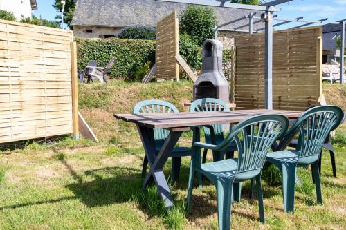 a picnic table with four chairs and a grill at Gîte Jean Scafer, Piscine chauffée, Wifi, Salle de jeux, Animaux de la ferme in Beynat