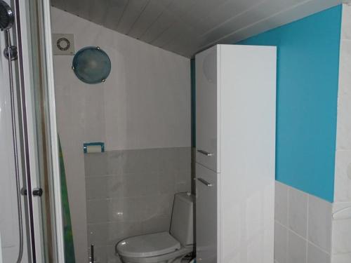 Bilik mandi di Fermette au calme avec jardin clos, proche station thermale, animaux acceptés et nombreuses commodités - FR-1-489-244