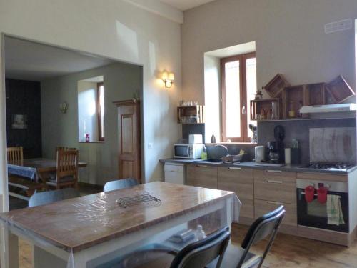 Photo de la galerie de l'établissement Maison de vacances moderne avec spa privatif et jardin à Chantelle - FR-1-489-482, à Chantelle