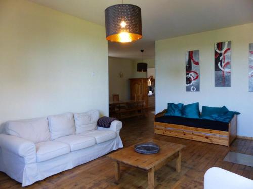 Photo de la galerie de l'établissement Maison de vacances moderne avec spa privatif et jardin à Chantelle - FR-1-489-482, à Chantelle