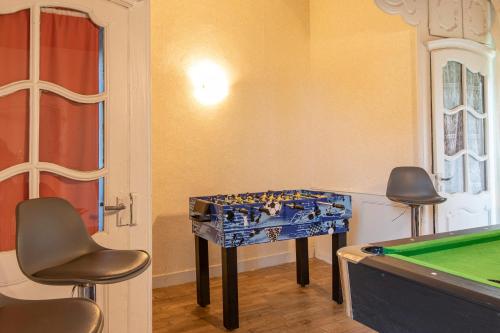 a room with a table and a pool table at Gîte Jean Scafer, Piscine chauffée, Wifi, Salle de jeux, Animaux de la ferme in Beynat