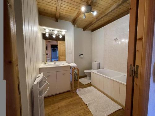 LaprugneにあるMaison de charme à la montagne avec animaux admis - FR-1-489-184の浴槽、洗面台、トイレを備えたバスルーム