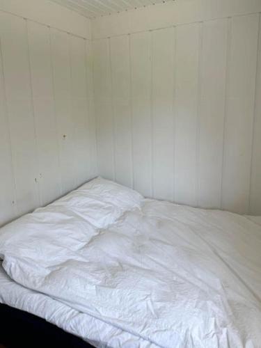 Ein Bett oder Betten in einem Zimmer der Unterkunft Holiday Home Near Ajstrup Beach With A Cozy Garden