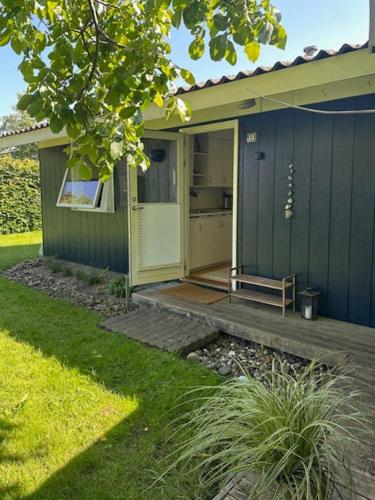 Ein Garten an der Unterkunft Holiday Home Near Ajstrup Beach With A Cozy Garden