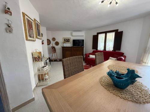 a dining room table with a blue bowl on top of it at CASA MURALES Gianfranco in Murta Maria