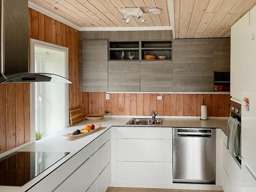 Una cocina o cocineta en Mountain Gem With Ski In-Out In Rauland