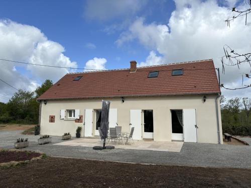 a white house with a red roof at Charmante maison à Haut-Bocage avec jardin, terrasse, et randonnées à proximité - FR-1-489-516 in La Palisse