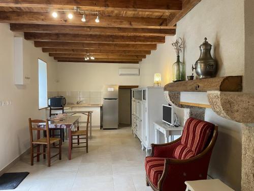 une cuisine et une salle à manger avec une table et des chaises dans l'établissement Maison rénovée en campagne avec jardin privé et tout confort, près de Vichy - FR-1-489-381, à Rongères