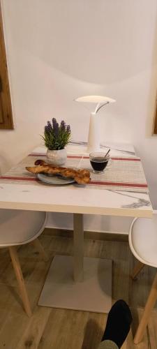 una mesa con una lámpara y un plato de comida. en Bobohouse, en Florencia