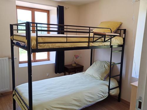2 Etagenbetten in einem Zimmer mit einem Bett in der Unterkunft Gîte familial à la ferme avec activités nature - FR-1-489-454 in La Chabanne