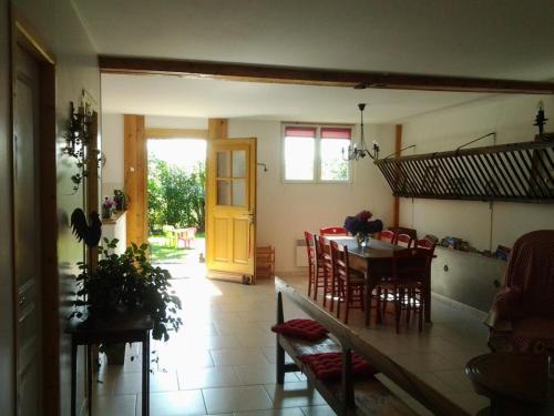 un salon avec une table et une salle à manger dans l'établissement Maison rénovée avec parc, piscine partagée et activités pour enfants - Draps et linge offerts - FR-1-489-324, à Moulins