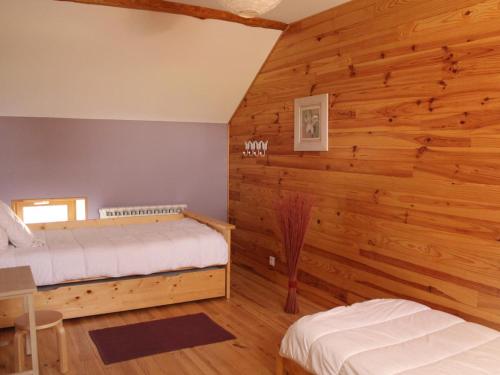Postel nebo postele na pokoji v ubytování Gîte rénové avec cheminée, terrasse et jardin, proche de St Pourçain, idéal pour familles et animaux - FR-1-489-138
