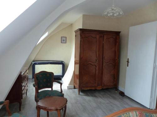 Χώρος καθιστικού στο Maison de charme avec cheminée et jardin à Dompierre-sur-Besbre - FR-1-489-112