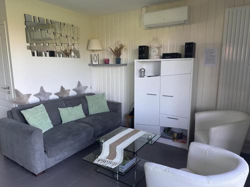 un salon avec un canapé et une table basse dans l'établissement Maison de charme avec terrasse privée et activités familiales, proche de Souvigny et St Pourçain sur Sioule - FR-1-489-93, à Meillard