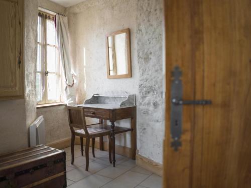 a bathroom with a desk and a sink in a room at Charmante maison rénovée, 4-5 pers., jardin clos, près de Charroux et Ebreuil. Draps inclus, animaux OK - FR-1-489-181 in Saint-Bonnet-de-Rochefort
